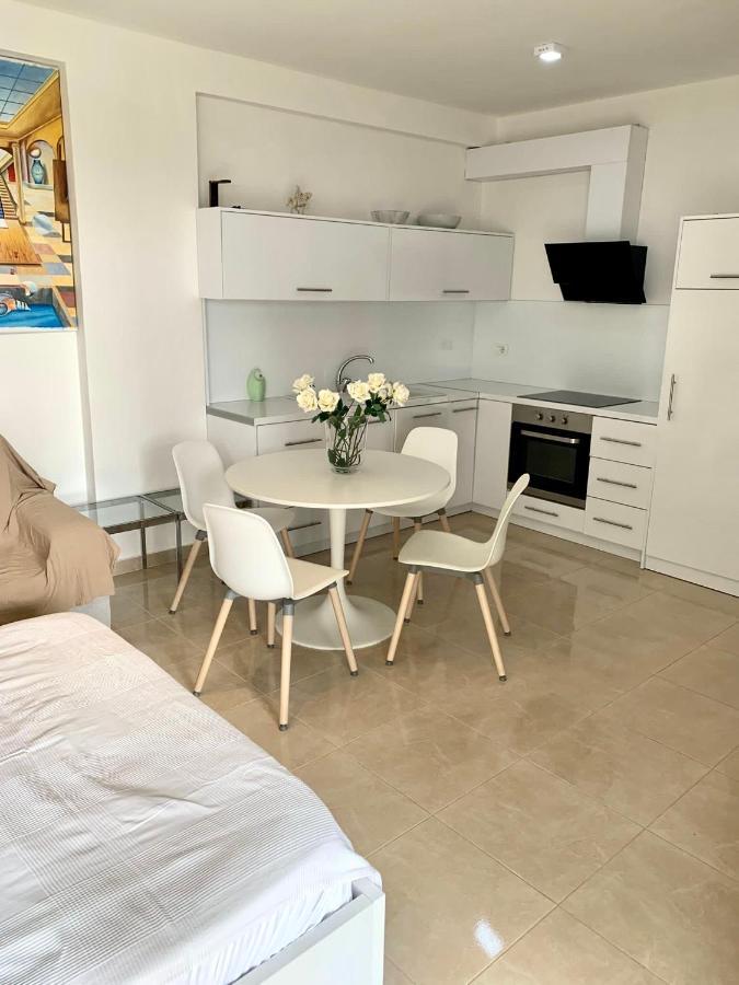 Loli Apartment Luxury White Residence ซารานเดอ ภายนอก รูปภาพ
