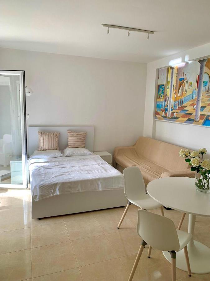 Loli Apartment Luxury White Residence ซารานเดอ ภายนอก รูปภาพ