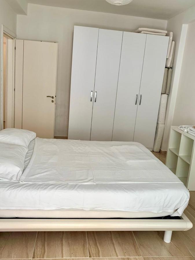Loli Apartment Luxury White Residence ซารานเดอ ภายนอก รูปภาพ